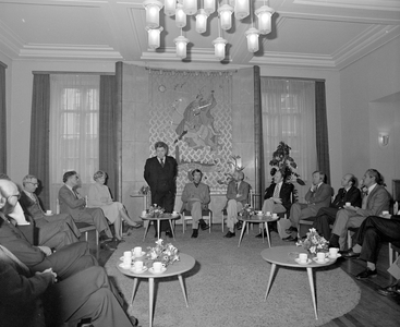 884049 Groepsportret van burgemeester H.J.L. Vonhoff en zijn echtgenote mevr. L. Vonhoff-Luyendijk, bij een ...